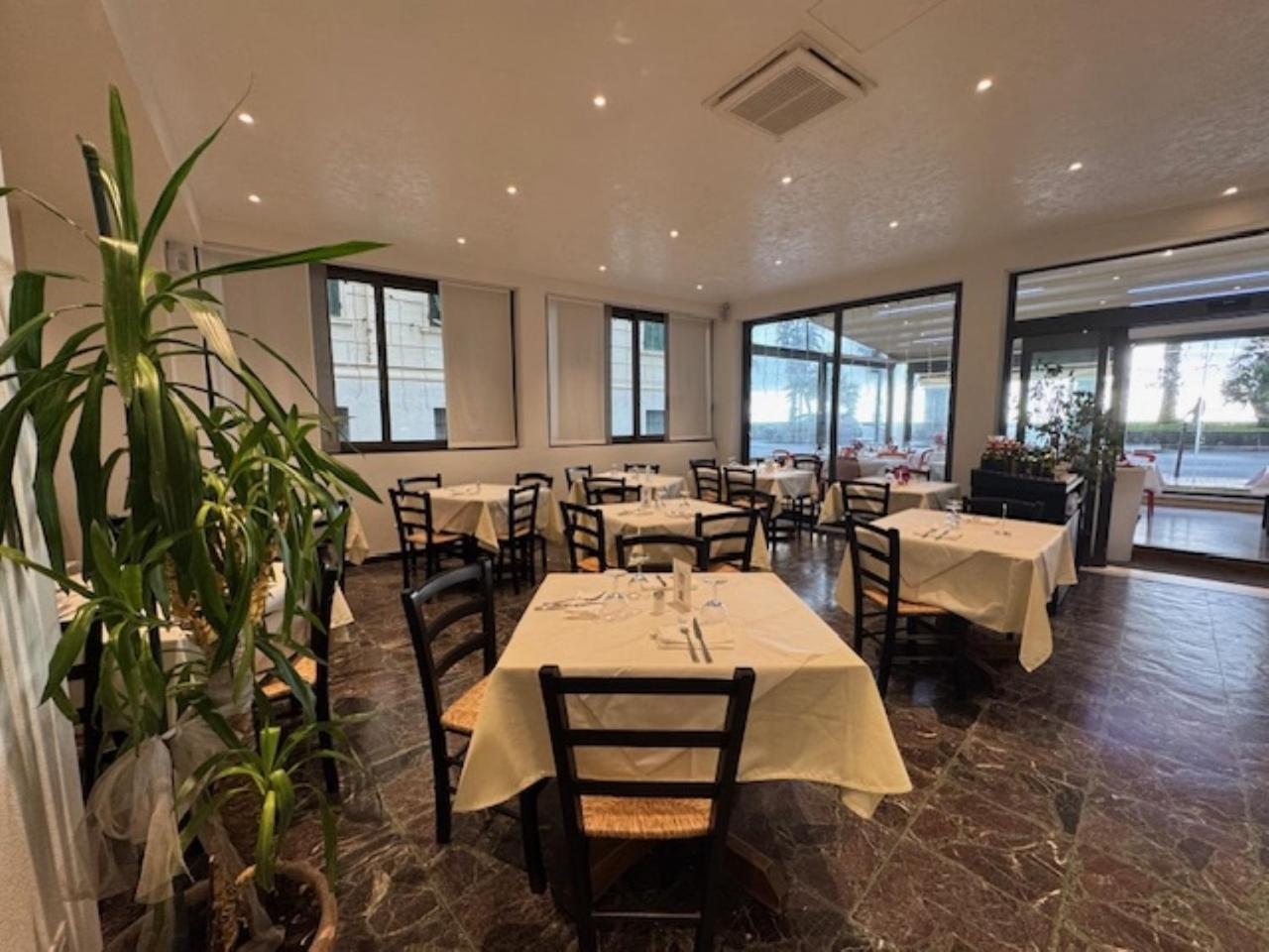Hotel Ristorante Milton Варацце Экстерьер фото